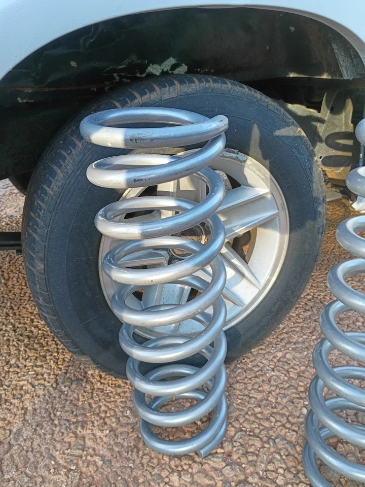 Muelles helicoidales delanteros de alta resistencia para todo terreno elevado. Vehículos. Foto 2 de 3