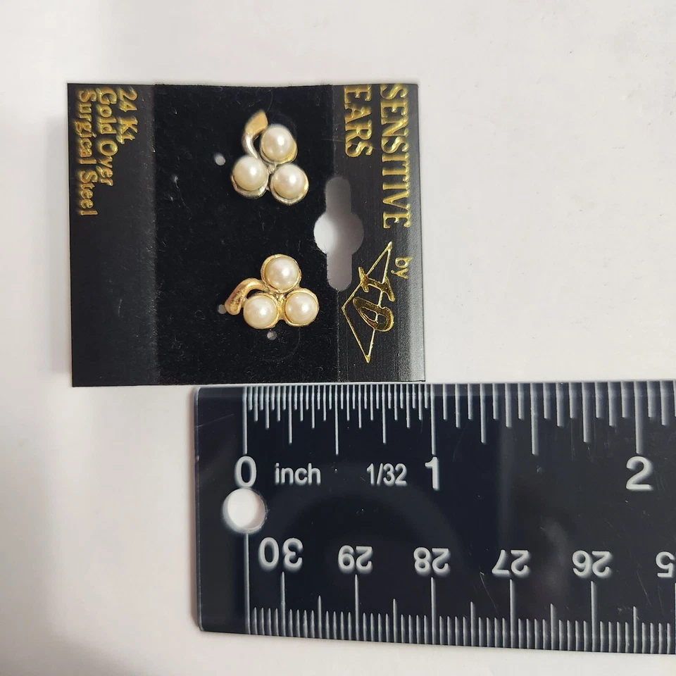 Orelhas sensíveis da I.D.  Pérolas falsas Danty ouro 24 quilates sobre poste de aço cirúrgico - Imagem 3 de 3