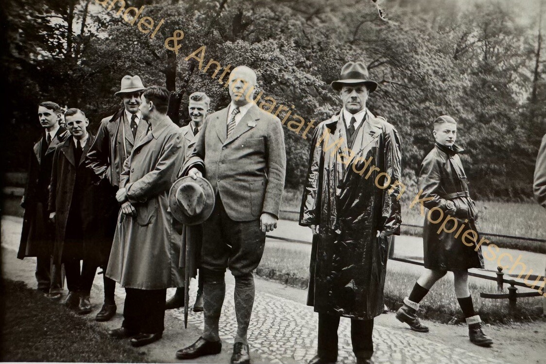 Foto Wanderung Regen Regenmantel Klepper Rosenheim um 1940