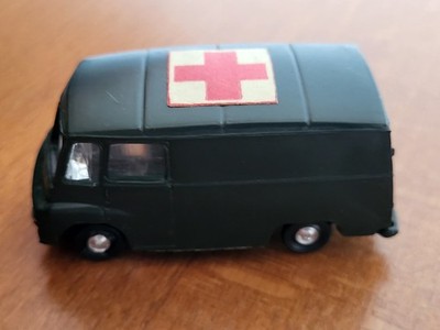 Krankenwagen Modell EKO Austin SAVA Militärambulance  1:86