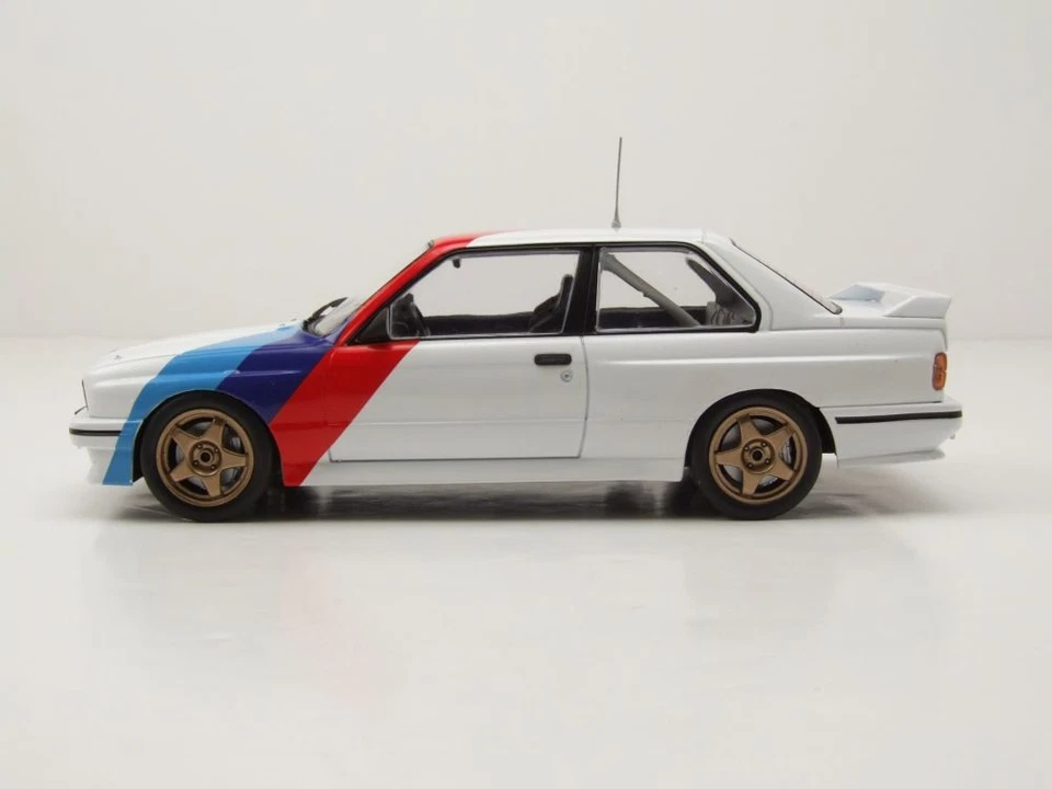 BMW M3 E30 1989 Bianco Modellino 1:24 Whitebox - Immagine 3 di 4