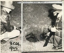 1955 Press Photo Washington State Penitentiary guard George Koll examines tunnel