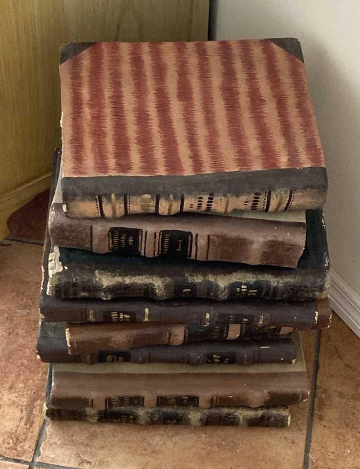 9 libros de imitación vintage decorativos de papel maché. La pila mide 20+++ pulgadas de alto Foto 4 de 4