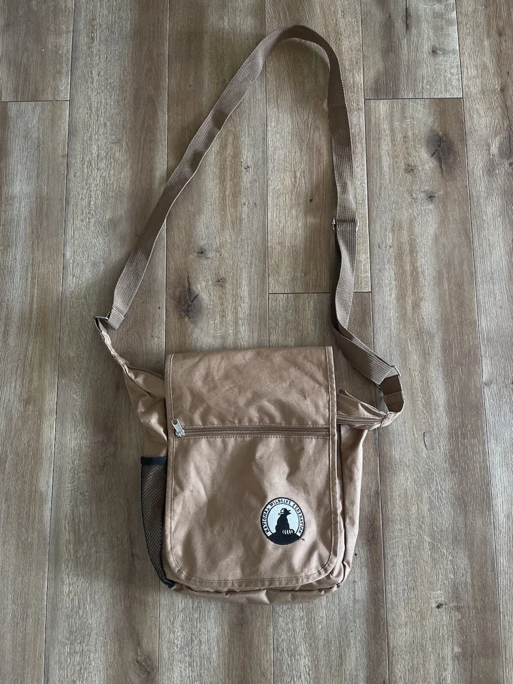 Bolso Bandolera para Libros Old School National Wildlife Federation Caqui Tostado Foto 3 de 4