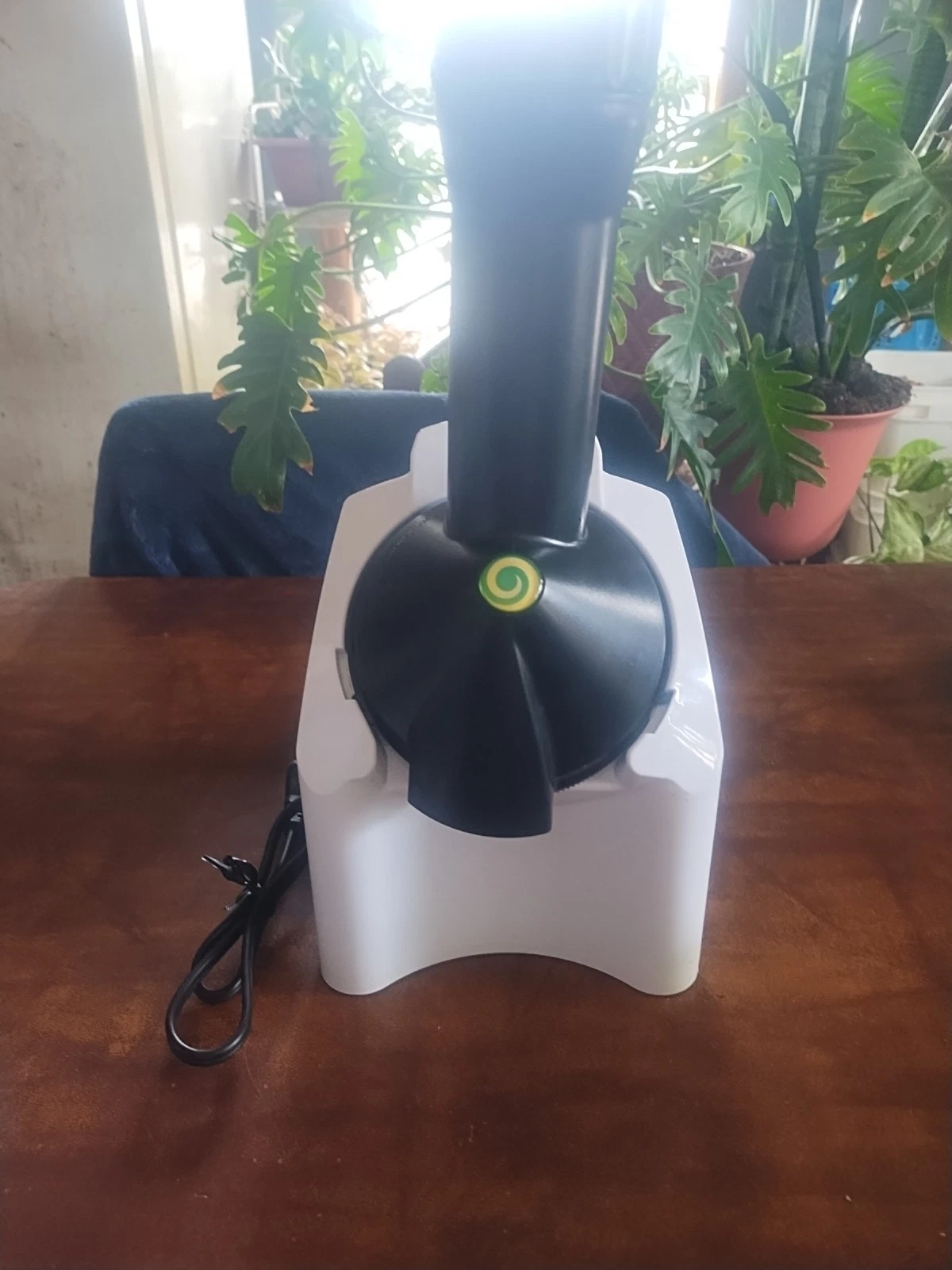 Yonanas Classic Frozen Fruit Soft Serve Maker. Model #901 White. Works Great