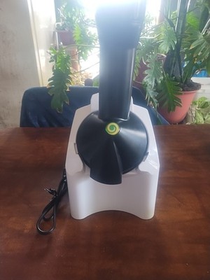 Yonanas Classic Frozen Fruit Soft Serve Maker. Model #901 White. Works Great