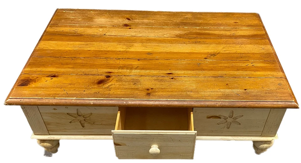 Mesa de centro de pino de granja Ethan Allen, blanco/pino desgastado Foto 3 de 4