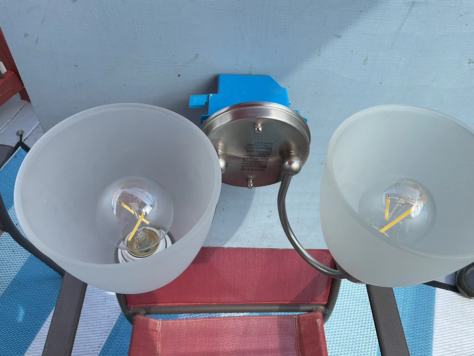 Luz de tocador de 2 luces Hampton Bay Hamilton vidrio esmerilado de níquel cepillado Foto 2 de 4