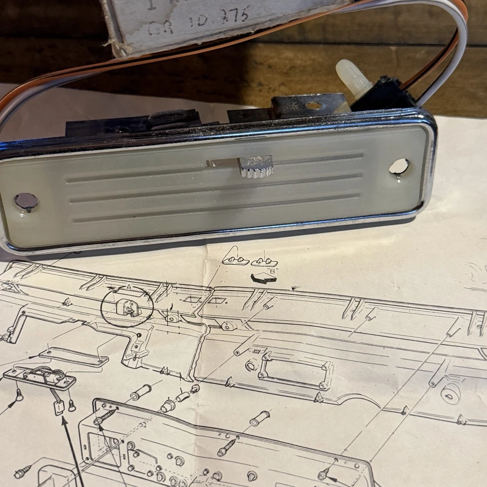 Buick NOS GM 1966 1967 tablero luz de cortesía mapa lámpara 1376562 981138 66 67 Foto 3 de 4