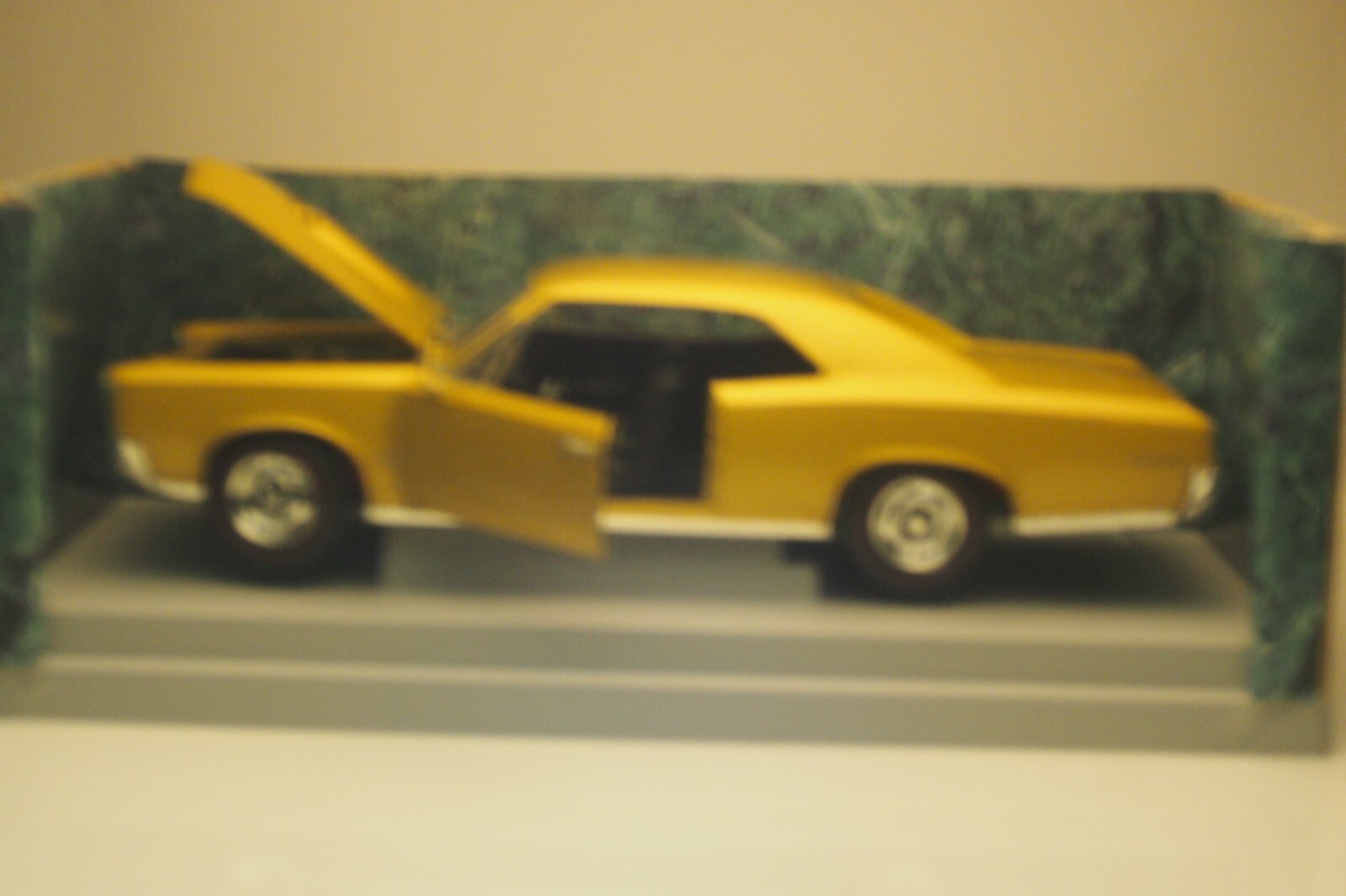 Model Car 1966 Pontiac GTO 1/18 Gold ERTL American Muscle DieCast