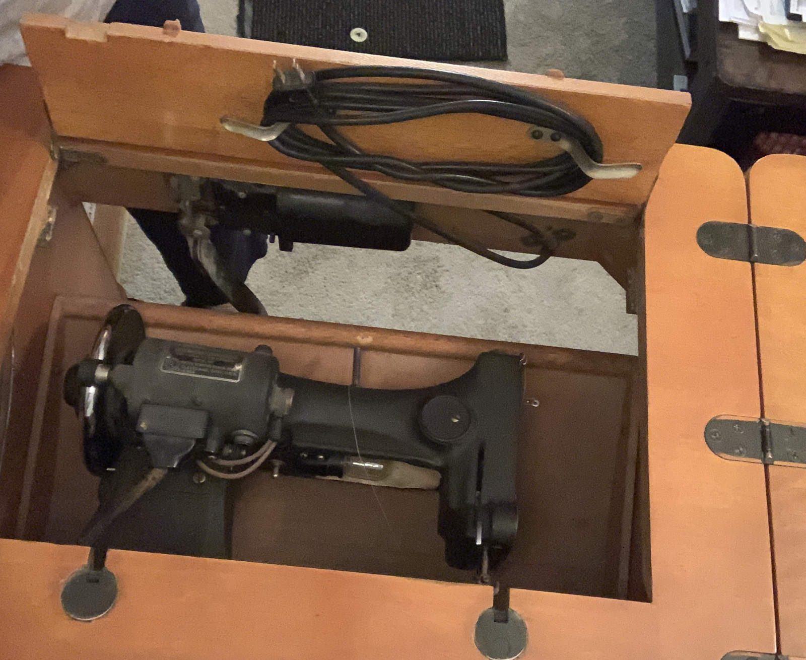 VINTAGE WHITE ROTARY ELECTRIC SEWING MACHINE Series 77 In 1777