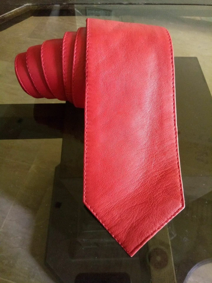 Corbata de cuero de oveja 100 % genuino muy popular para hombre disponible en diferentes colores Foto 2 de 4