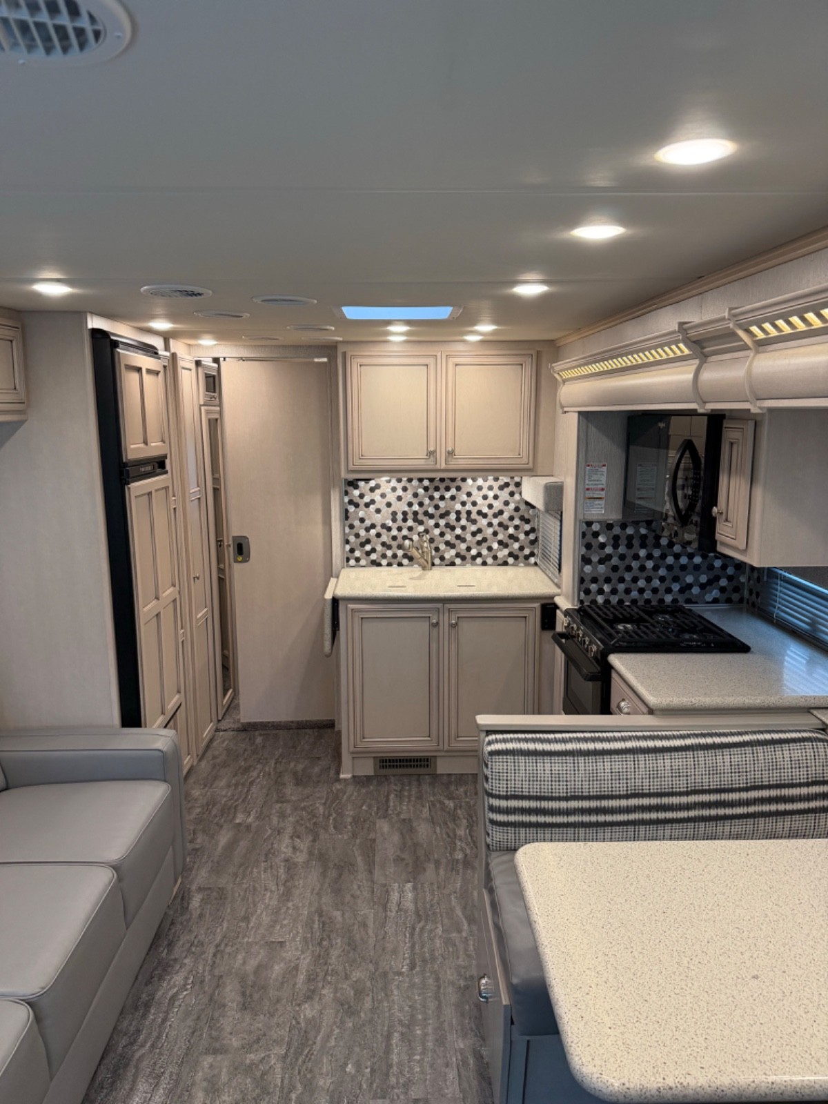 2021 Newmar Bay Star Sport 2813 – Class A Gas Motorhome (29 ft)