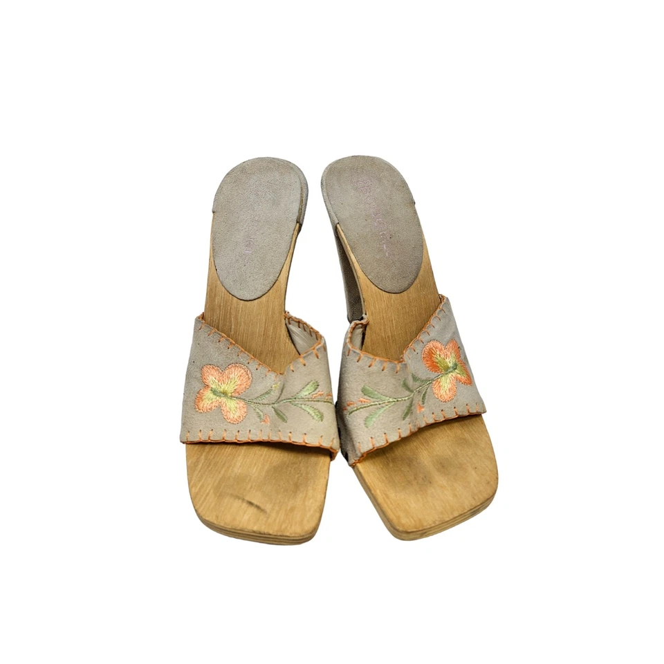 Sandalia vintage Y2K BCBG niñas 6 gamuza tacón de madera floral punta cuadrada boho preppy Foto 3 de 4