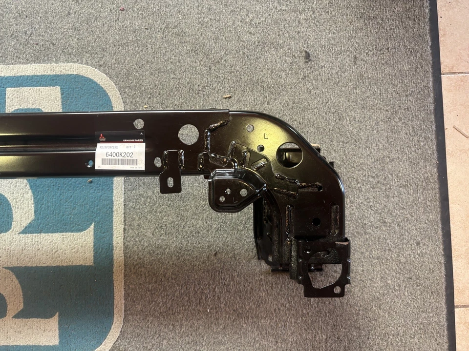 GENUÍNO FABRICANTE DE EQUIPAMENTO ORIGINAL 2020-2024 Mitsubishi Outlander Sport reforço de para-choque 6400K202  - Imagem 3 de 4