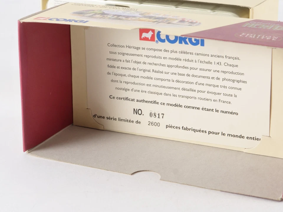 Corgi Héritage n° 70521 Renault 1000kg Ambulance militaire 1/43 - Photo 2/4