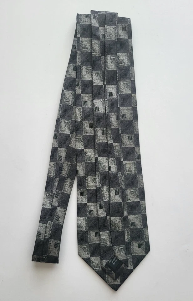 Corbata de cuello largo George All Silk hecha a mano negra plateada con estampado a cuadros para hombre Foto 3 de 4