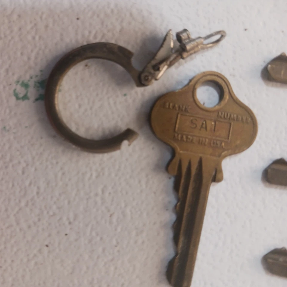 5 collectible Keys vintage Curtis IND. CLEVELAND OHIO Y1, Y2, SA1 brass 1920-40s - Image 4 of 4