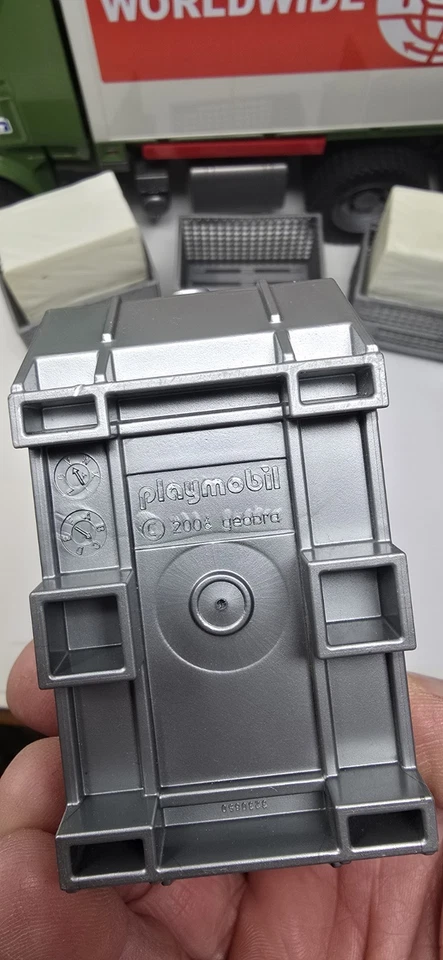 Bruder 1/16 Scania Super 560R Worldwide Logistics Truck with Shipping Containers - Image 4 of 4