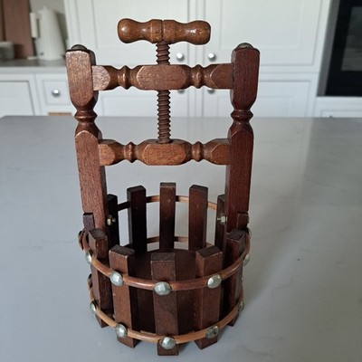 Vintage Handkurbel Holz Wunschbrunnen Nussknacker und Schüssel