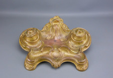 Beau grand encrier de bureau XIX ème en régule doré, style Louis XV.