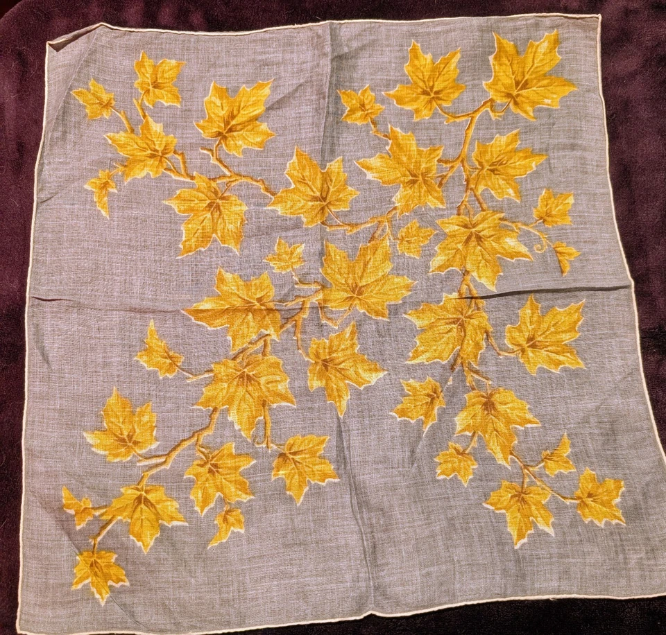 6 pañuelos grises vintage 3 con fondo gris 3 blancos con bordado gris Foto 3 de 4