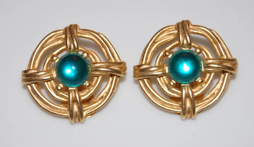 PENDIENTES CLIP ESTILO BIZANTINO DORADO CABUJÓN VERDE ALTA COSTURA DE COLECCIÓN AÑOS 80 Foto 2 de 4