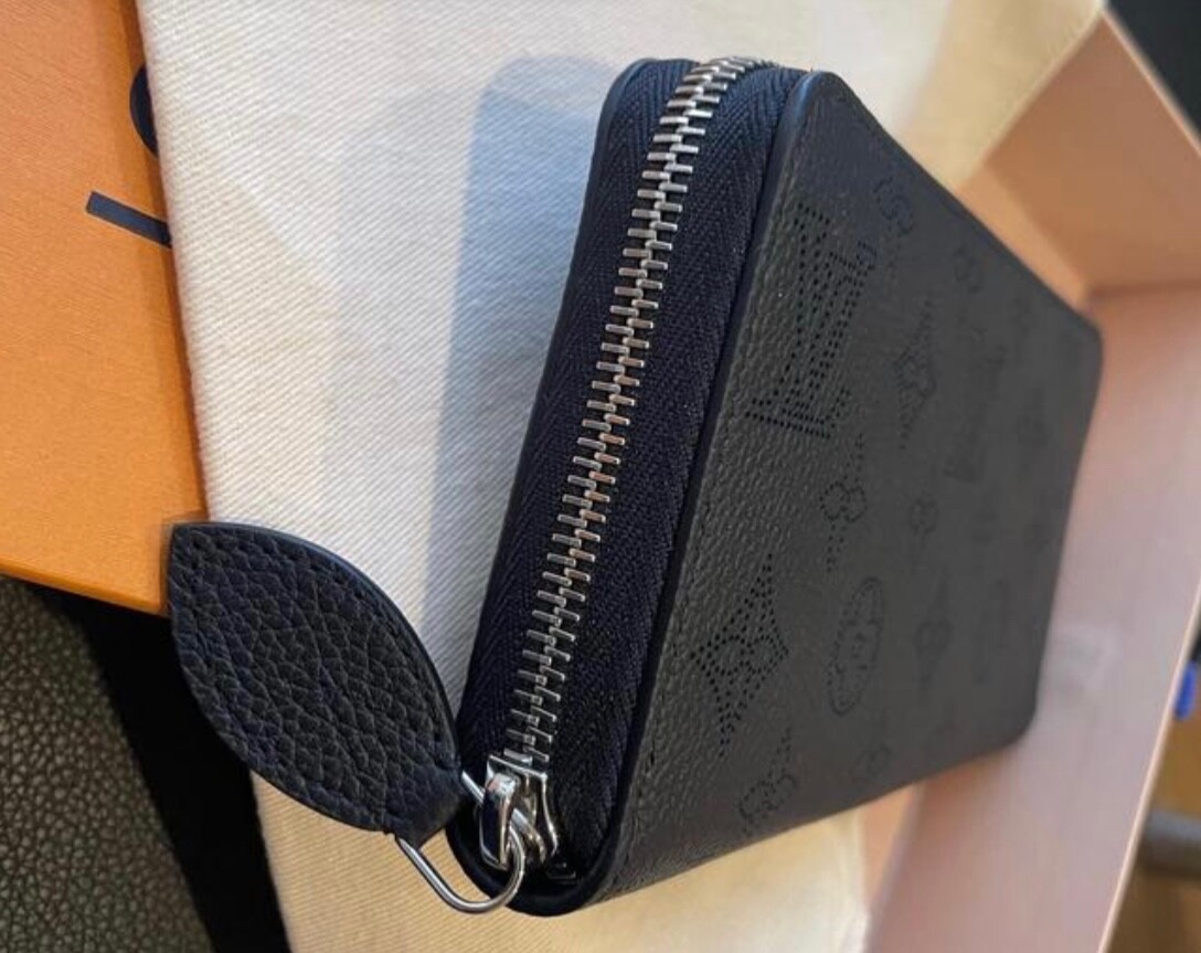 Authentic Louis Vuitton Monogram Black Mahina Leather Zippy