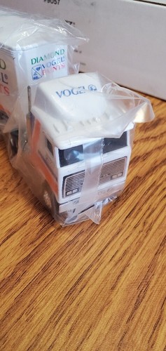 Ertl #9057 Diamond Vogel Paints Mack Ultra Liner Semi 1/64 (LOT #17813) - Picture 3 of 5