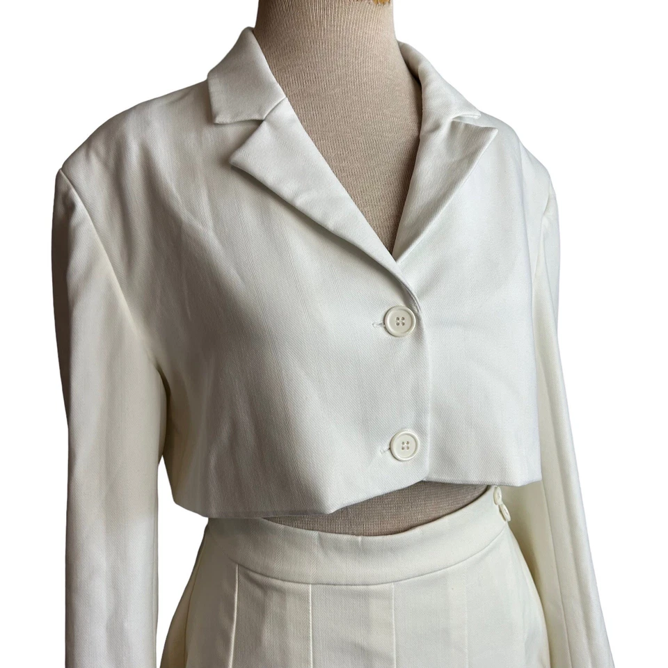 Danielle Bernstein WEWOREWHAT SIZE 8 cropped blazer and pleated skirt set - Image 4 of 4