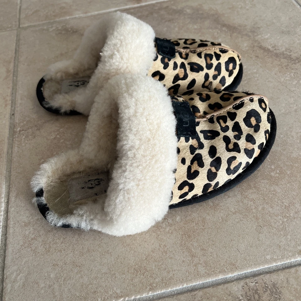 Zapatillas sin cordones UGG para mujer Scuffette II pelo de becerro leopardo negro castaño talla 8 Foto 2 de 4