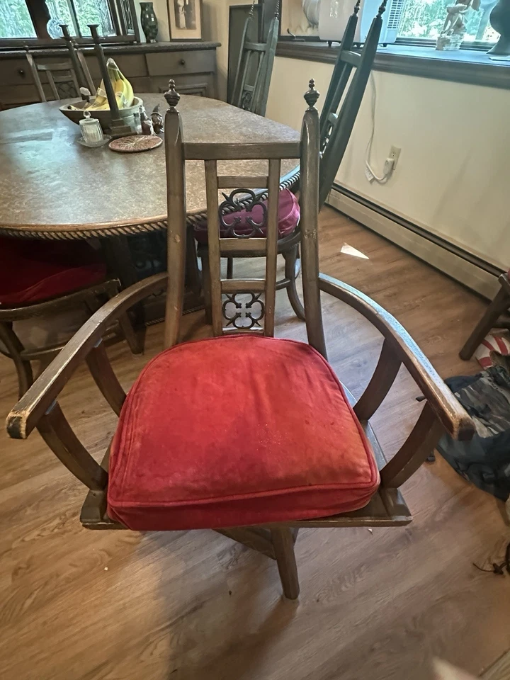 Conjunto de sala de jantar gótico vintage década de 1960. Ferro laminado de madeira veludo vermelho! - Imagem 3 de 4