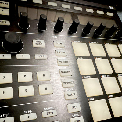 Native Instruments Maschine Pad-Controller 16 Pads/Tasten, Drehgeber, digital