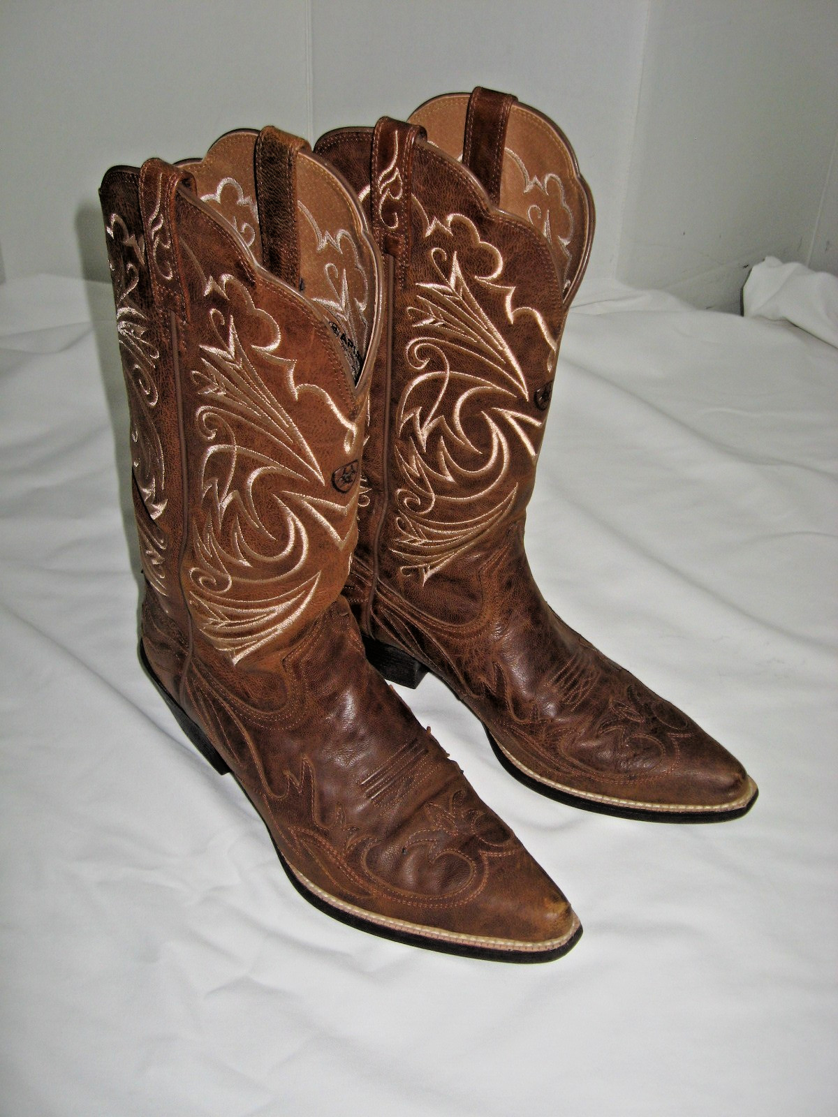 rmk99  Ariat Adult 9B Leather Western Boots  Pointed Toe  RT