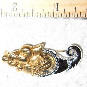 Vintage-AJC-Cornucopia-Horn-of-Plenty-Brooch-Pin-silver-and-gold-tone