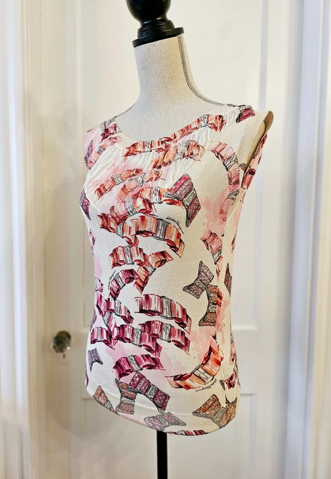 NUEVO CON ETIQUETAS $700 SALVATORE FERRAGAMO Top tejido seda beige/rosa/naranja estampado, pequeño Foto 2 de 4