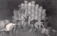 Carte postale ancienne SAINT-AMAND-EN-PUISAYE NIEVRE potier au tour poterie four