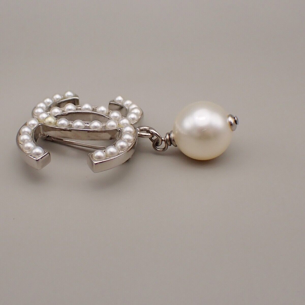 CHANEL CC Logo Imitation Pearl Pin Brooch 09V SHW France CHANEL CC Logo Imitation Pearl Pin Brooch 09V SHW France