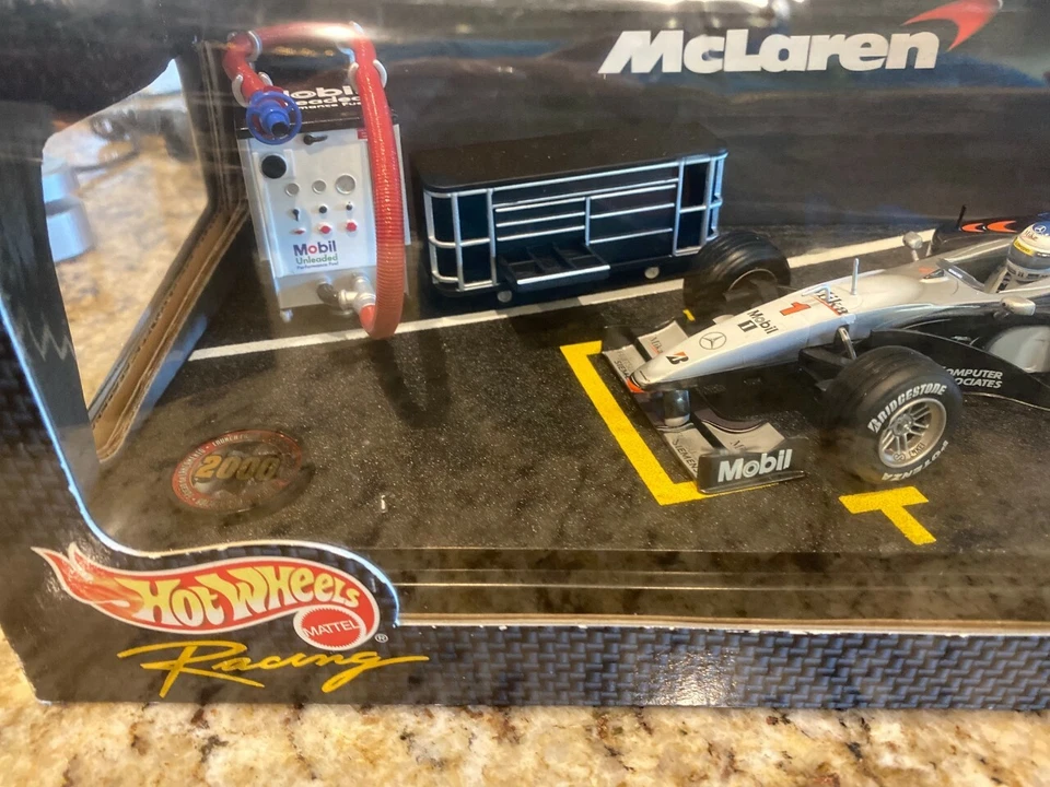 Hot Wheels Mattel PITSTOP DIORAMA McLaren 2000 Launch Edition-Mikka Hakkinen NIB - Image 4 of 4