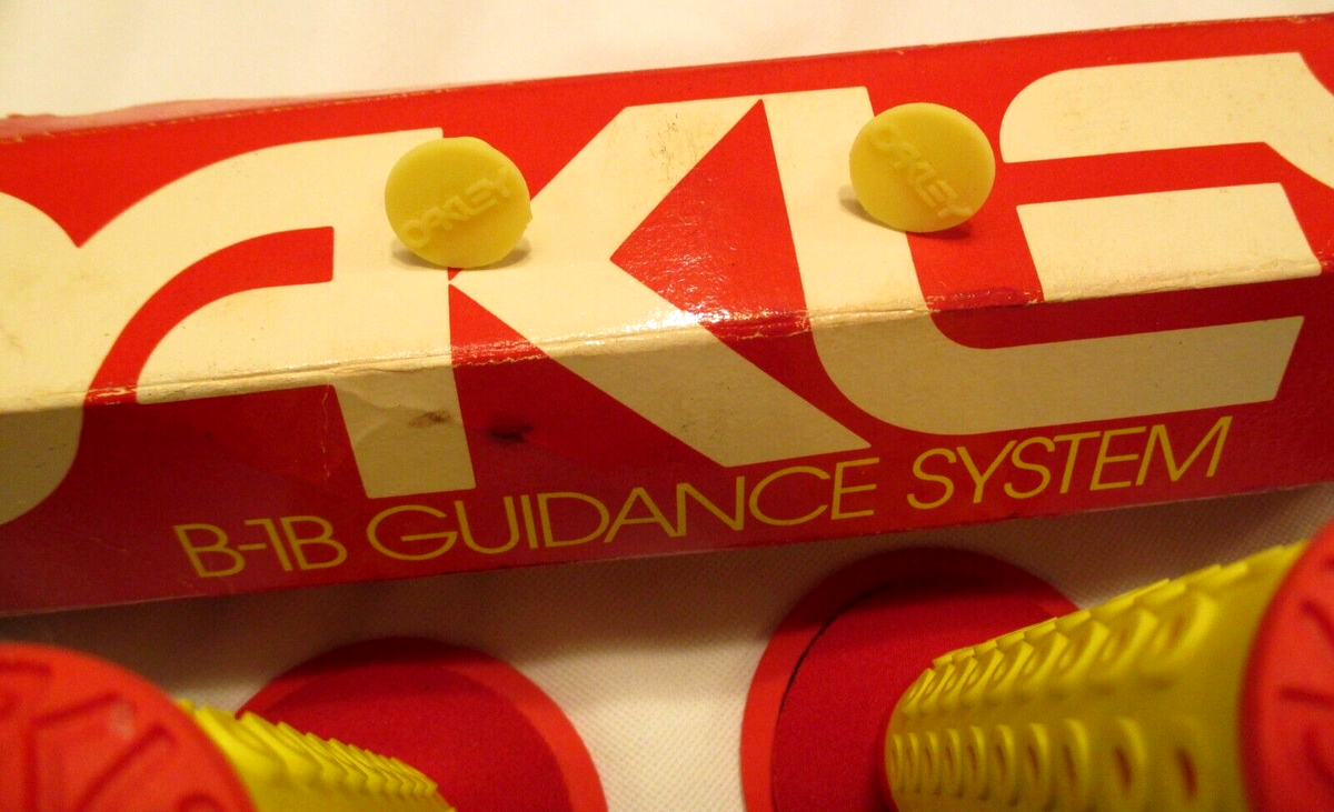 OAKLEY オークリー B-1B 自転車グリップ OLD BMX MTB 赤 OAKLEY GRIPS B-1B NEW RED W YELLOW SLEEVES WHITE DONUTS BMX