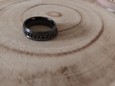 Ein schwarzen Spinner-Ring(Fidget-Ring) aus Edelstahl mit einer  integrierten, d