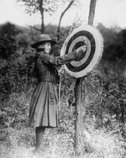 Girl Scout con objetivo de tiro con arco 8" - 10" reimpresión de foto en blanco y negro