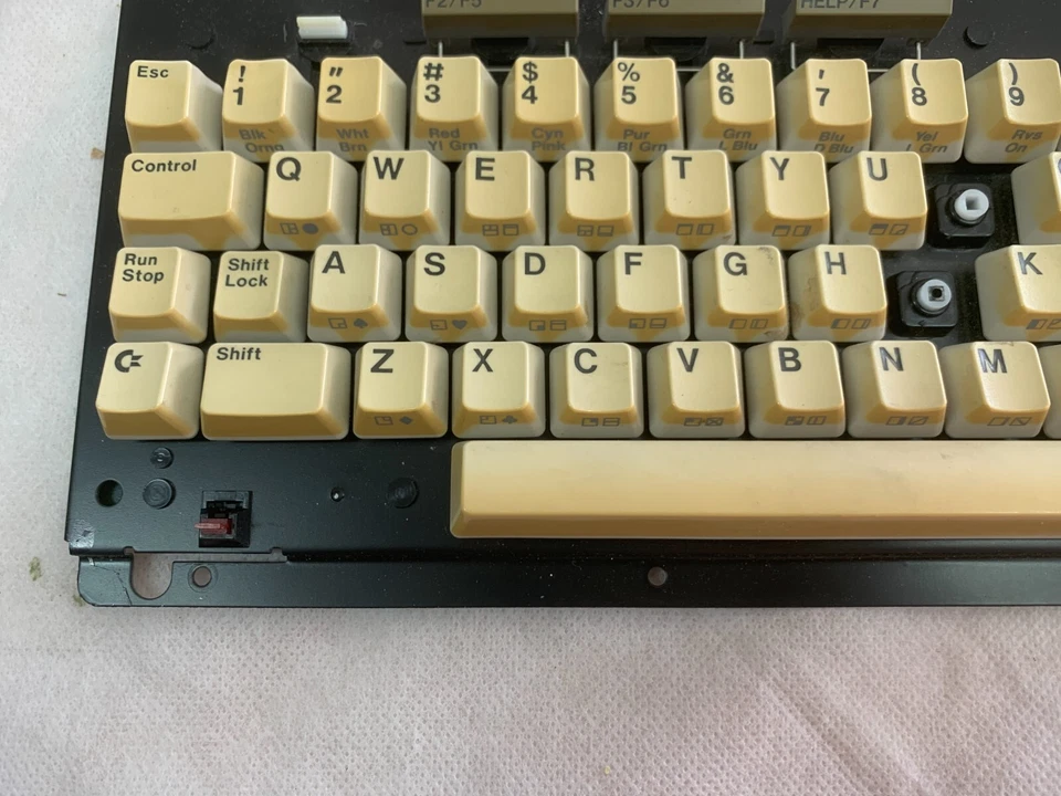 1x Commodore Plus/4  Replacement Keyboard key - Image 2 of 4