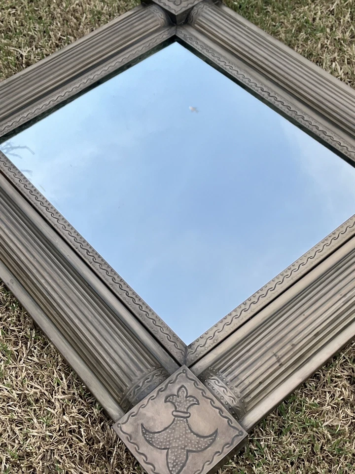 Espelho decorativo de estanho 28"x24" mexicano feito à mão Mission Fleur De Lis marrom - Imagem 2 de 4