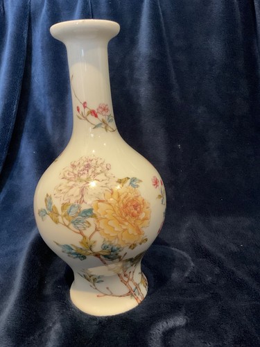 Lenox China Peony Vase of the Ch'ing (Qing) Emperor, Smithsonian Collection 1989 - Picture 2 of 5