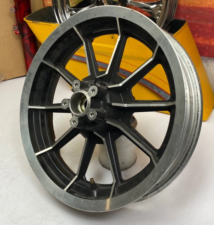 Roda dianteira OEM 84-99 Harley FLH Touring Heritage FL FatBoy preta 10 raios 16x3" - Imagem 2 de 4