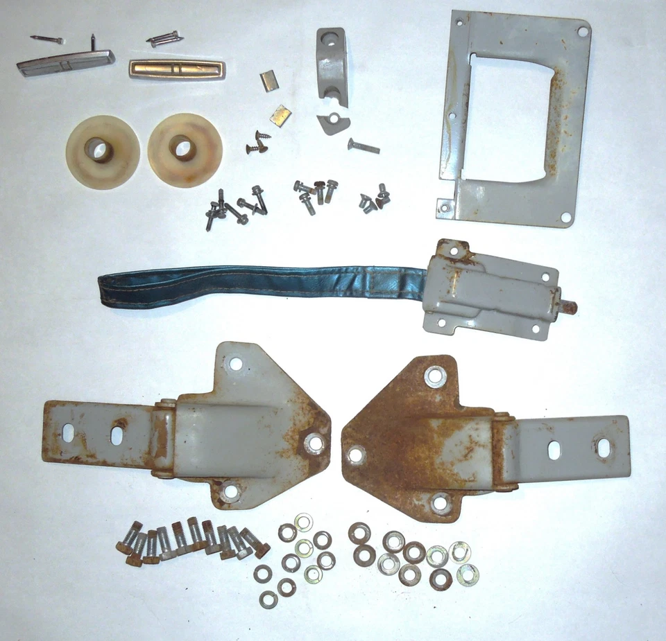 69 70 71 Datsun 510 Vagón Asiento Trasero Herrajes Lote OEM Piezas Traseras Pestillo Insignias Foto 2 de 4