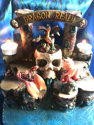 DRAGON REALM DEATH LAIR Skull Platform w/3 Treasure Guard Dragons 3 lbs 10''