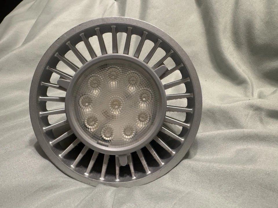 Toshiba LDRB2030WE6USD2 110 W Equivalent LED 20P38-30LFL-UP Bulb - Image 2 of 4