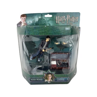 Harry Potter Deluxe mit Besen Actionfigur & Koffer Truhe NEU mit Ständer NEU